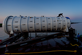 Ein grosser Tank bei Morgenhimmel (Project Natick)