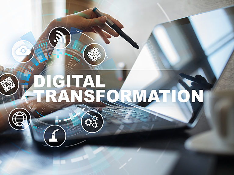 Zu sehen ist ein Arm und ein Laptop und viele digitale Symbole über diese Situation und der Schriftzug "Digital Transformation"